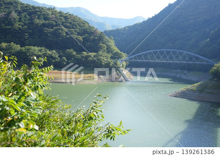水と緑のコントラストが美しい奥多摩の深山橋の絶景 139261386