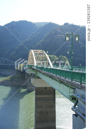 水と緑のコントラストが美しい奥多摩の深山橋の絶景 139261387