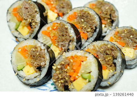 彩り豊かな具材が詰まった韓国の海苔巻きキンパ 牛肉と野菜の断面が美しい料理写真 彩り豊かな具材が詰まった韓国の海苔巻きキンパ 牛肉と野菜の断面が美しい料理写真 139261440