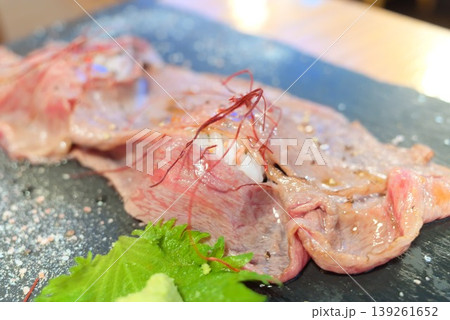 居酒屋や和食店のメニューに使える肉寿司の盛り付け 139261652
