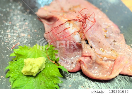 居酒屋や和食店のメニューに使える肉寿司の盛り付け 139261653