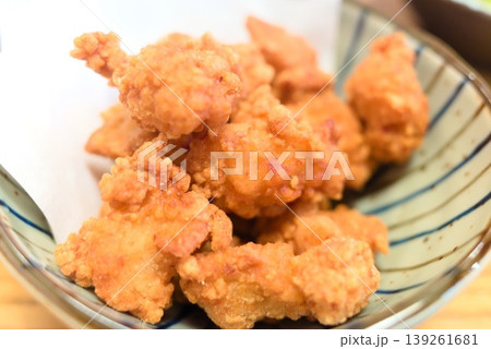器に盛られた揚げたてのから揚げ 139261681