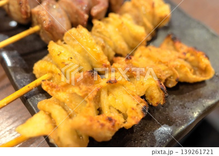 黒い皿に盛られた香ばしい焼き鳥の串焼き 黒い皿に盛られた香ばしい焼き鳥の串焼き 139261721