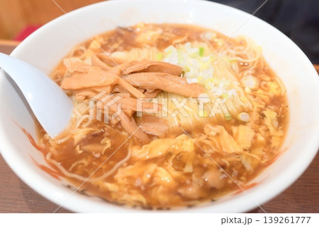 白い丼に盛られたあんかけ風の中華ラーメン 白い丼に盛られたあんかけ風の中華ラーメン 139261777