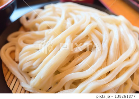 ざるに盛られたうどん 139261877