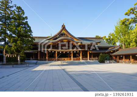 青空の下に広がる日本の神社と静かな境内 139261931