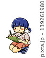 しゃがんでメモをとっている青い髪の小学生の女の子 139261980