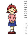 立って気をつけをしている髪の毛が外はねの女の子 139261981