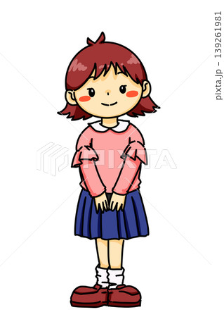 立って気をつけをしている髪の毛が外はねの女の子 139261981