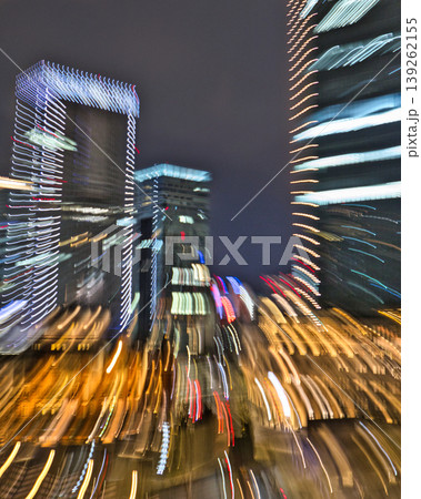 東京駅周辺の高層ビル群　躍動感あふれる都市の夜景 139262155