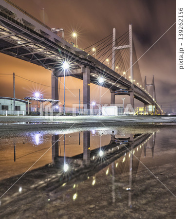 横浜ベイブリッジの夜景と水溜まりのリフレクション 横浜ベイブリッジの夜景と水溜まりのリフレクション 139262156