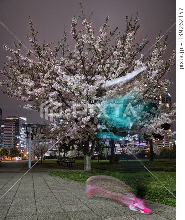 夜桜とLEDの光跡 都会の公園で舞う幻想的な光のライン 夜桜とLEDの光跡 都会の公園で舞う幻想的な光のライン 139262157