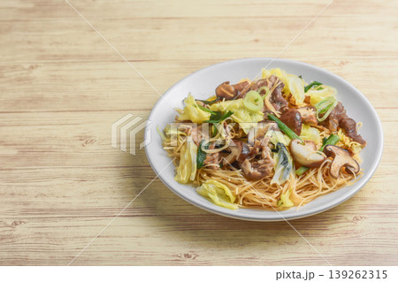 具だくさんの焼きビーフン 具だくさんの焼きビーフン 139262315