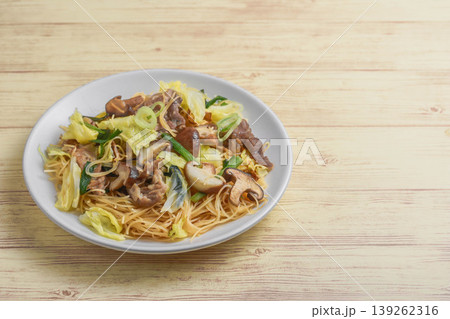 具だくさんの焼きビーフン 139262316