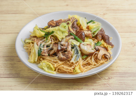 具だくさんの焼きビーフン 具だくさんの焼きビーフン 139262317