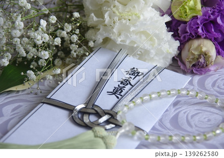 香典袋と花束 香典袋とトルコギキョウの花束 香典袋と花束 香典袋とトルコギキョウの花束 139262580