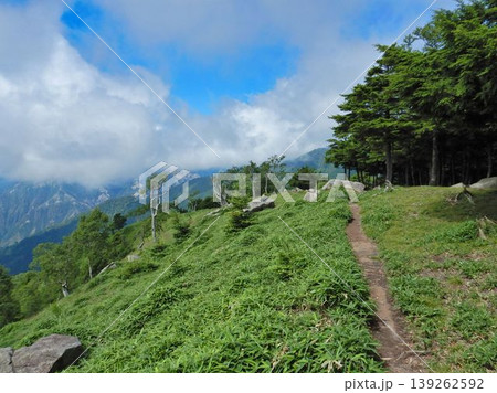 社山の山頂付近と青空の風景 139262592