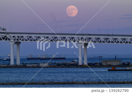 横浜ベイブリッジの上の中秋の名月 横浜ベイブリッジの上の中秋の名月 139262790