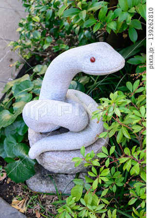 蛇窪神社の中にある蛇窪龍神社の白蛇石造 蛇窪神社の中にある蛇窪龍神社の白蛇石造 139262810