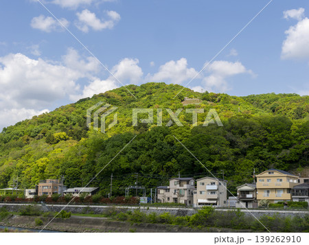 新緑の木々に覆われた春の五月山 139262910