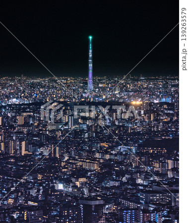 東京の夜景を一望　高層ビル群の彼方に輝く東京スカイツリー 139263579