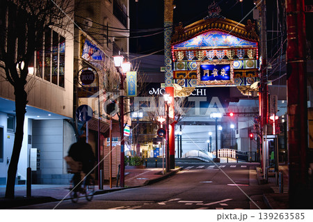 横浜中華街・朱雀門の夜景 静かな街角とライトアップされた牌楼 横浜中華街・朱雀門の夜景 静かな街角とライトアップされた牌楼 139263585