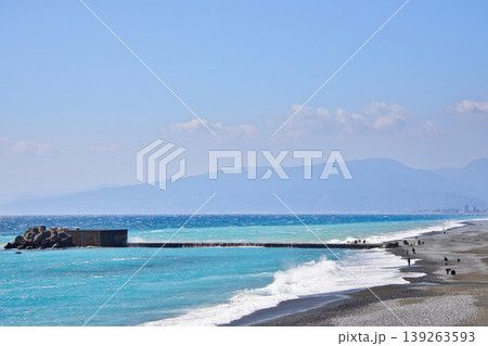 青い海と広大な砂浜の風景 海岸線を散歩する人々 青い海と広大な砂浜の風景 海岸線を散歩する人々 139263593
