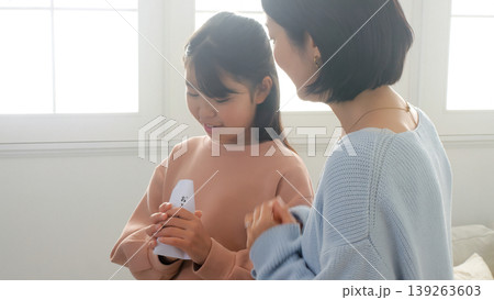 お年玉 親戚 家族 イメージ お年玉 親戚 家族 イメージ 139263603