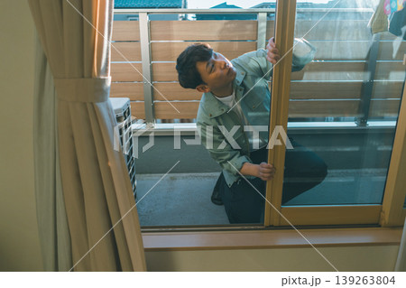 窓ガラスと業者 139263804