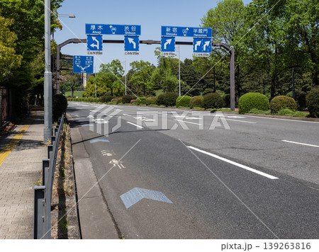 摩耗して見えにくくなった自転車ナビラインと都市道路の風景 摩耗して見えにくくなった自転車ナビラインと都市道路の風景 139263816