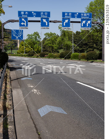 摩耗して見えにくくなった自転車ナビラインと都市道路の風景 139263819