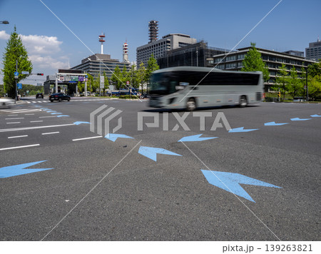 交差点内に描かれた自転車ナビラインと通過する自動車 交差点内に描かれた自転車ナビラインと通過する自動車 139263821