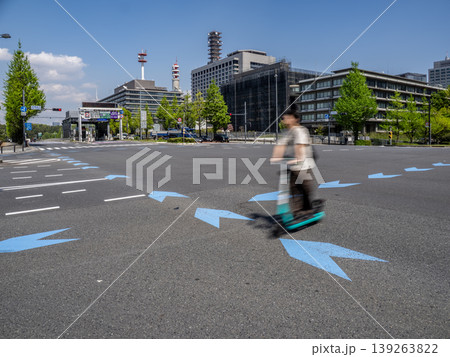 交差点内の自転車ナビライン上を走行するLUUP(電動キックボード) 交差点内の自転車ナビライン上を走行するLUUP(電動キックボード) 139263822