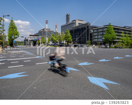 交差点内の自転車ナビライン上を走行する自転車 139263823