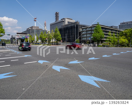 複数の自動車が行き交う交差点と自転車ナビラインのある道路風景 複数の自動車が行き交う交差点と自転車ナビラインのある道路風景 139263824