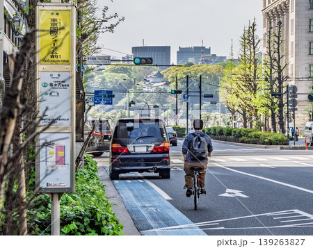 自転車専用通行帯を塞ぐ駐車車両と進路変更を余儀なくされる自転車 自転車専用通行帯を塞ぐ駐車車両と進路変更を余儀なくされる自転車 139263827