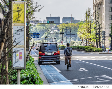 駐車車両により遮られた自転車専用通行帯と回避する自転車の動き 駐車車両により遮られた自転車専用通行帯と回避する自転車の動き 139263828