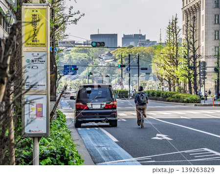 自転車専用通行帯に駐車する車両と安全に自転車走行できない道路環境 自転車専用通行帯に駐車する車両と安全に自転車走行できない道路環境 139263829