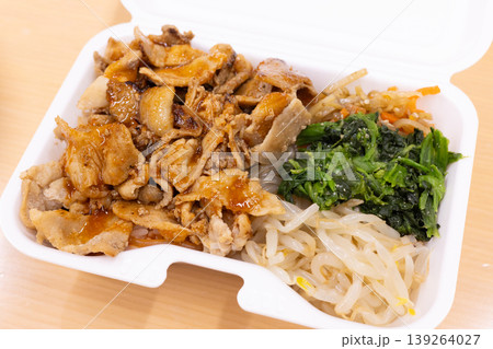美味しい韓国料理の豚肉プルコギ弁当 美味しい韓国料理の豚肉プルコギ弁当 139264027