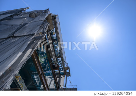 東京都目黒区の都市風景　山手通りのビル建設現場 139264054