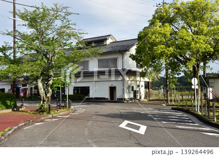 三重県亀山市　JR関駅と駅前風景 139264496