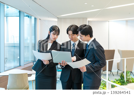 打ち合わせする若いビジネスマン 打ち合わせする若いビジネスマン 139264541