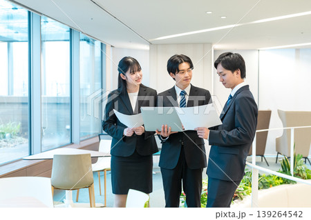 打ち合わせする若いビジネスマン 打ち合わせする若いビジネスマン 139264542