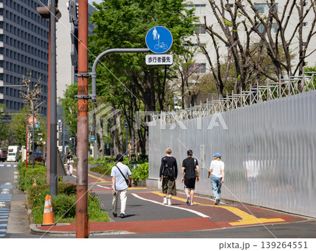 歩道に設置された規制標識 325-3「普通自転車等及び歩行者等専用」と補助標識 歩道に設置された規制標識 325-3「普通自転車等及び歩行者等専用」と補助標識 139264551