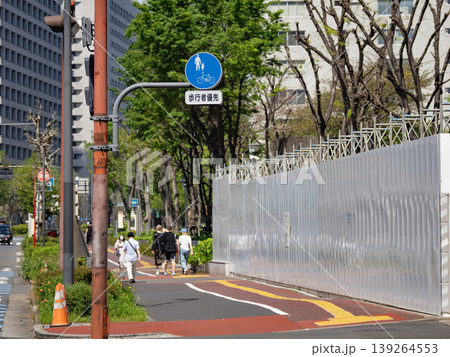 歩道に設置された規制標識 325-3「普通自転車等及び歩行者等専用」と補助標識 歩道に設置された規制標識 325-3「普通自転車等及び歩行者等専用」と補助標識 139264553