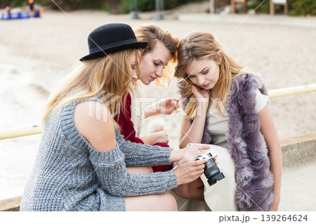 Photographer showing fashion models photos Photographer showing fashion models photos 139264624