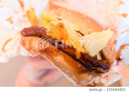 紙包みに入った肉厚なハンバーガーのクローズアップ 紙包みに入った肉厚なハンバーガーのクローズアップ 139264801