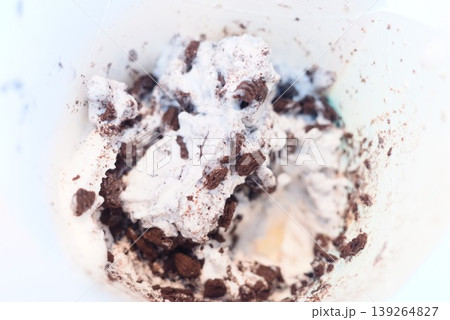 チョコクッキーを散らしたクリーム系デザート チョコクッキーを散らしたクリーム系デザート 139264827