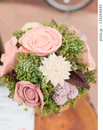 ピンクの花を使った上品なフラワーアレンジメント ピンクの花を使った上品なフラワーアレンジメント 139264845
