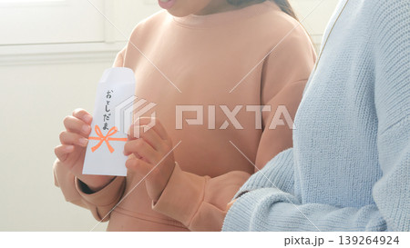 お年玉 親戚 家族 イメージ 139264924
